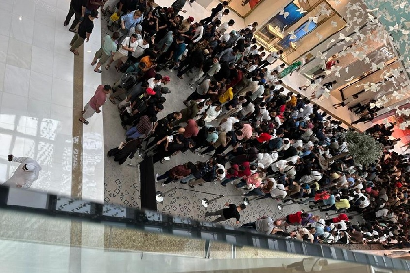 Long queues of buyers at Dubai Mall