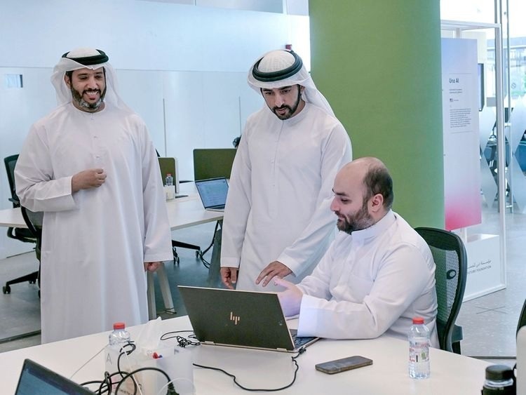 Hamdan bin Mohammed meets with AI experts at DCAI accelerator programme