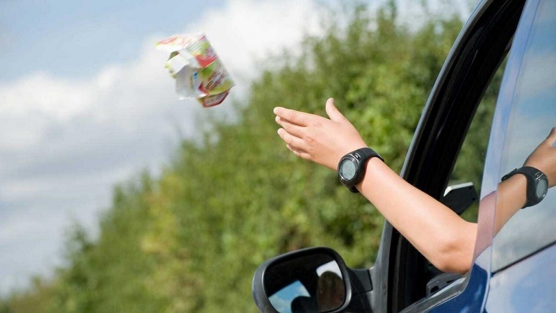 UAE: Dh1,000 fine reminder issued for throwing trash out of car windows