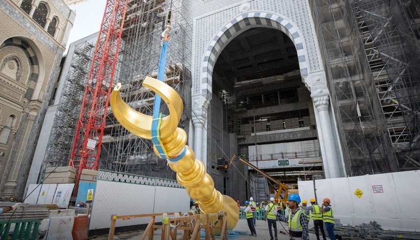 Saudi Arabia: Last golden crescent of Grand Mosque installed