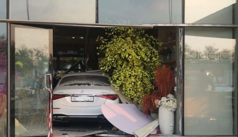 துபாயில் வணிகக் கடை மீது மோதிய கார் #1 UAE Tamil News Website https://www.tamilgulf.com/wp-content/uploads/2023/12/car-accident.jpg A car crashed into a shopping mall in Dubai