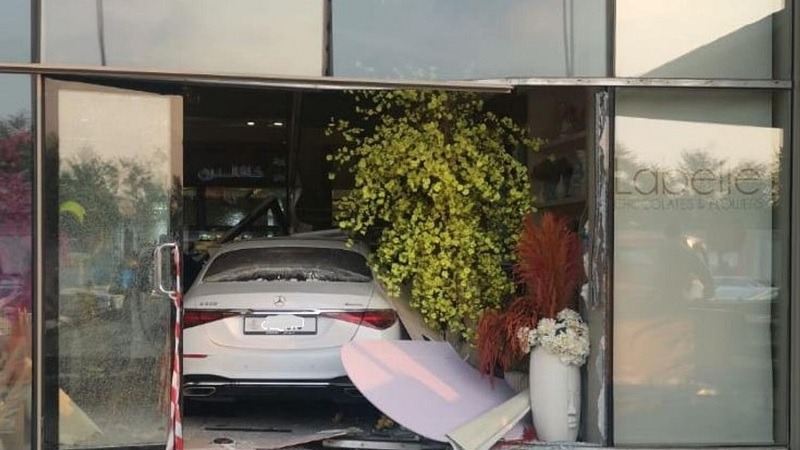 A car crashed into a shopping mall in Dubai