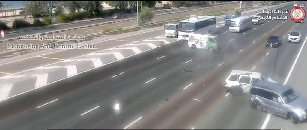 4 vehicles involved in an accident due to the car stopping in the middle of the road