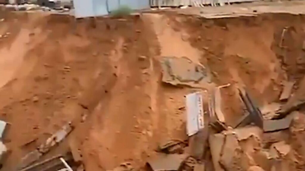 UAE: Landslides collapse roads