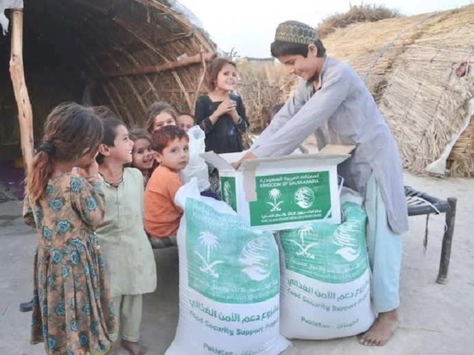 KSrelief distributed 370 food baskets in Pakistan