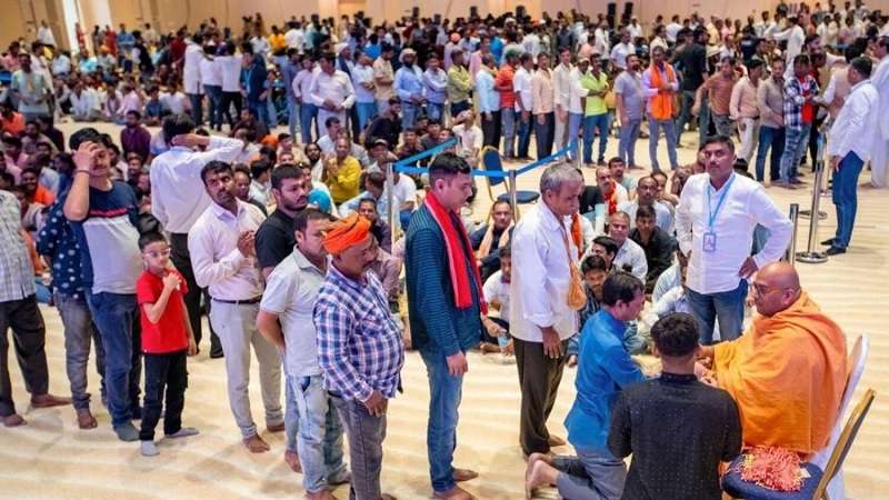 Priests tie rakhi to blue collar workers at BAPS Hindu Temple on Raksha Bandhan!