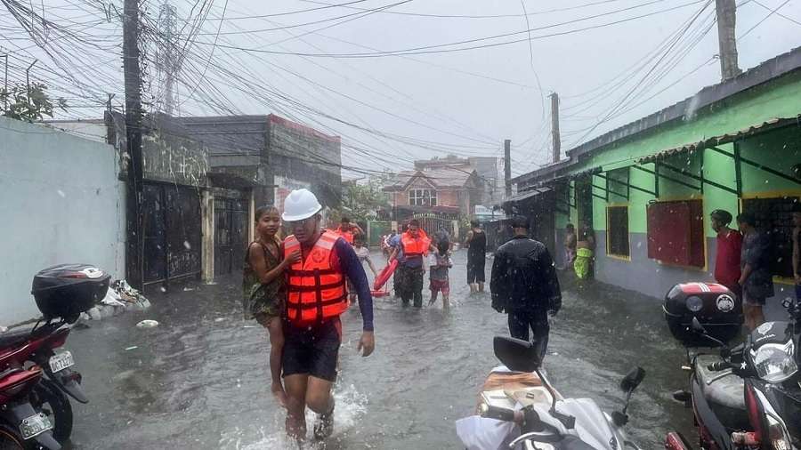 The United Arab Emirates sent a plane with relief aid to the Philippines