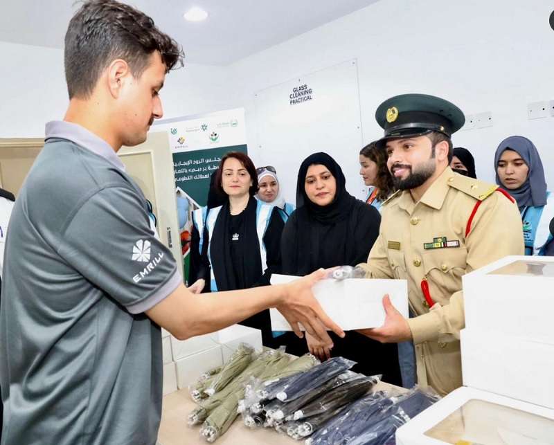 Dubai Police distributed water and food to 300 workers